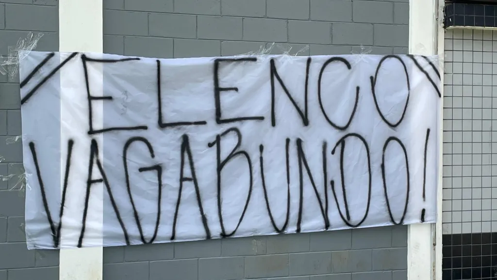 Torcida do Corinthians protesta antes de duelo contra o Vitória