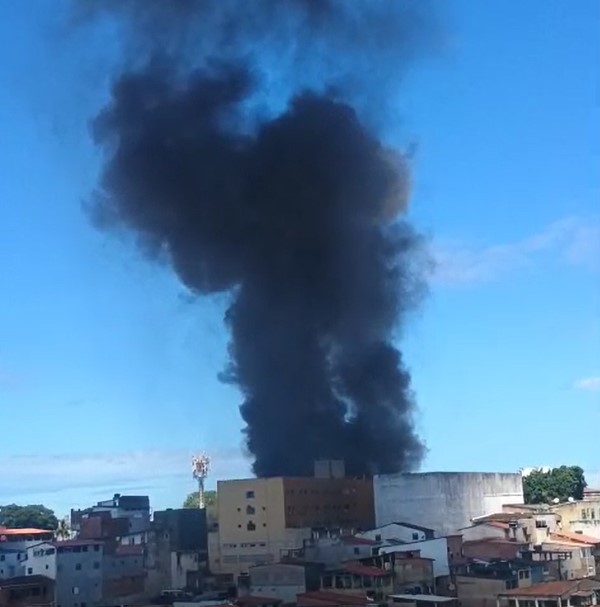 Incêndio atinge base do Samu e seis ambulâncias em Salvador