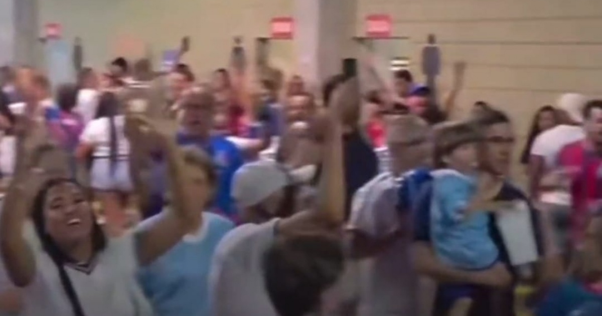 Torcedores do Bahia cantam em apoio a Lula após vitória na Fonte Nova