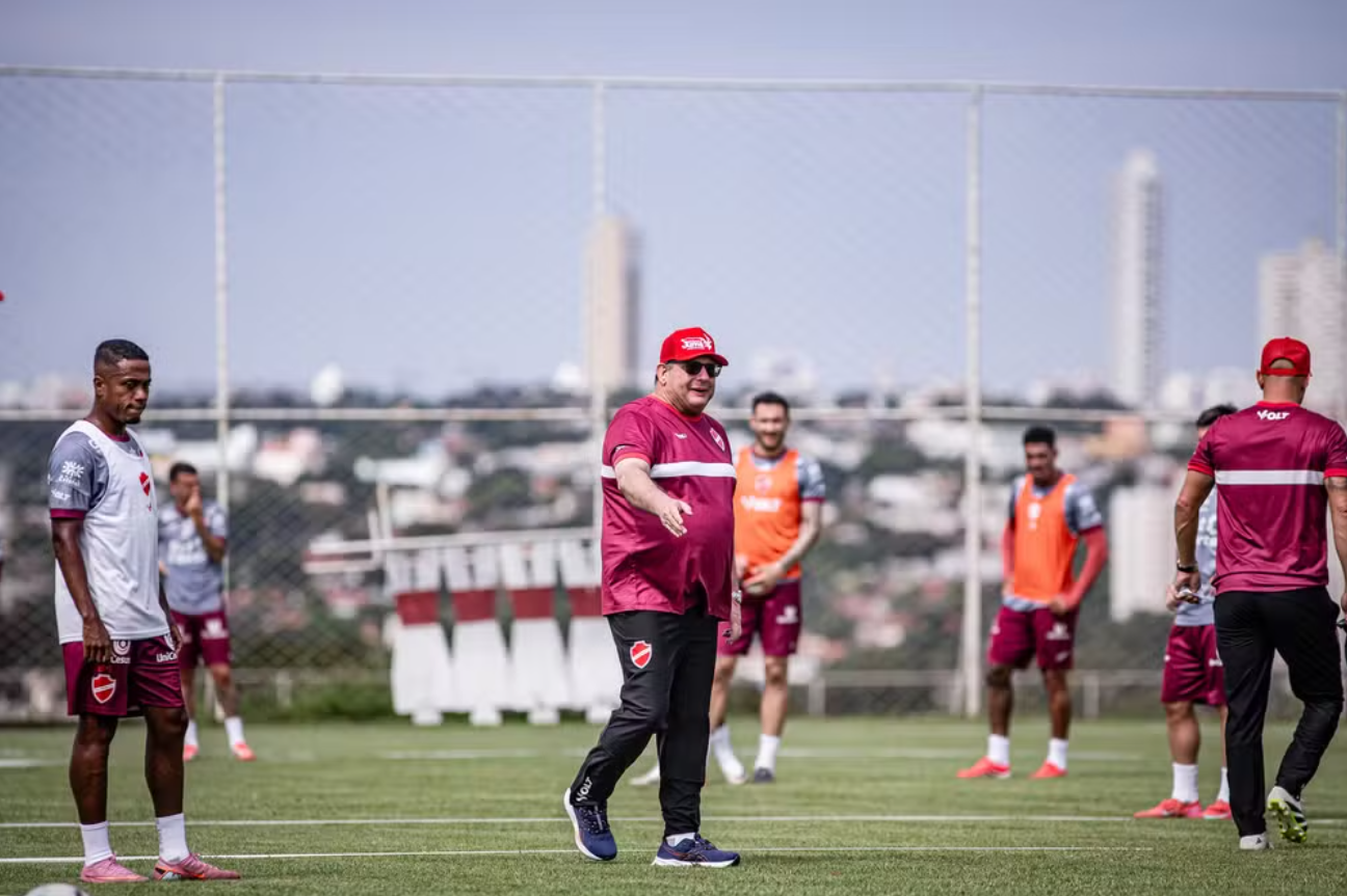 Ex-técnico do Bahia se aproxima de levar Vila Nova à Série A após 41 anos