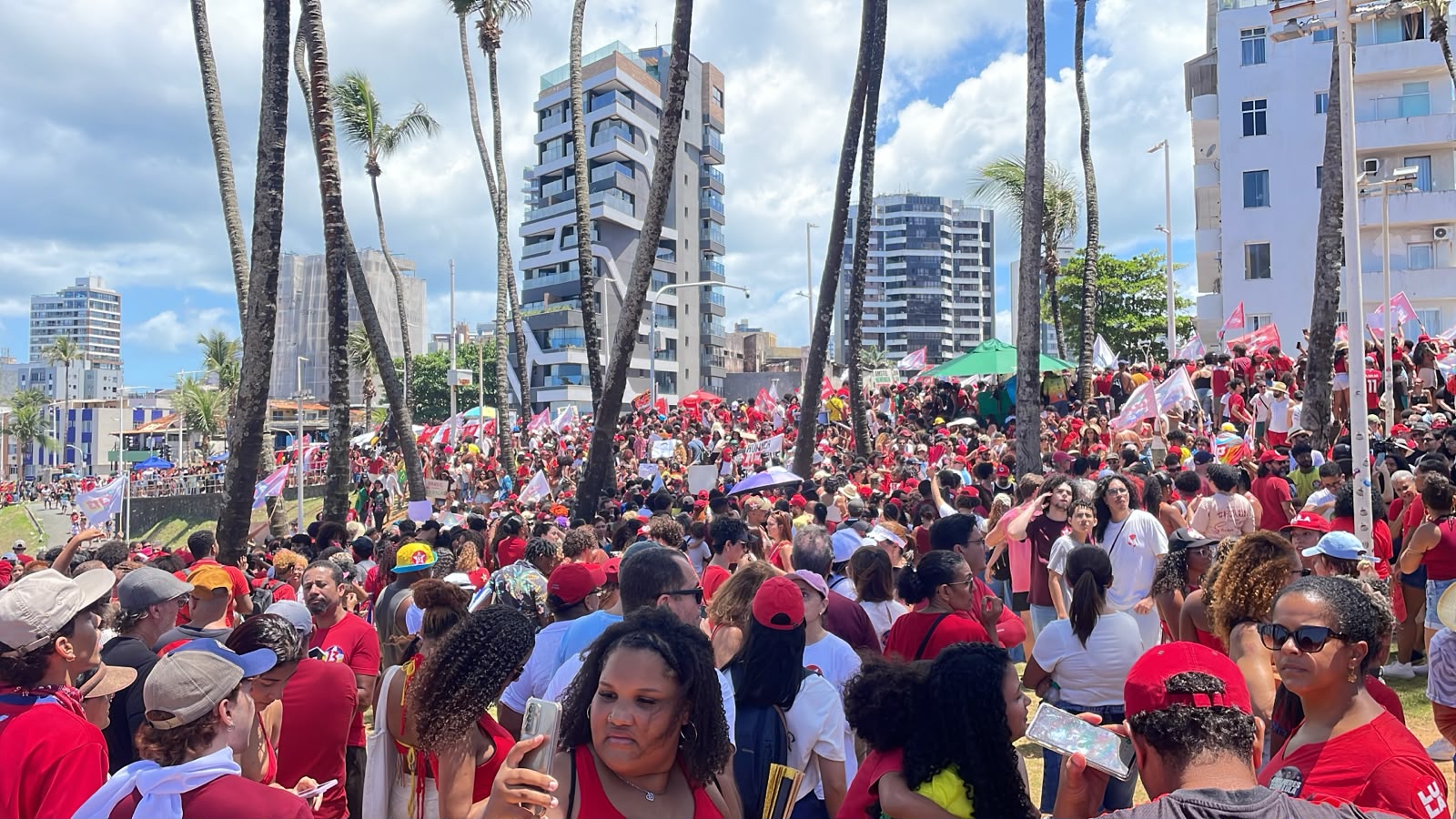 Ato de apoio a Lula reúne estudantes e apoiadores na Barra, em Salvador