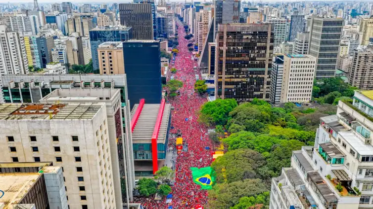 Ato pró-Lula em São Paulo reúne artistas e lideranças, incluindo governador da Bahia