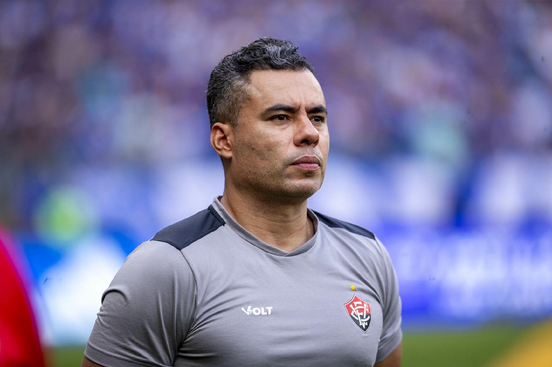 Jair Ventura contesta arbitragem após derrota do Vitória para o São Paulo