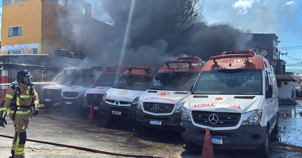 Incêndio atinge ambulâncias fora de operação do Samu em Salvador