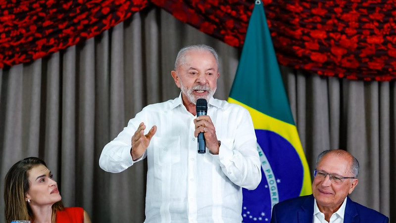 Lula questiona plano de corte de gastos de Flávio Bolsonaro durante ato no RN