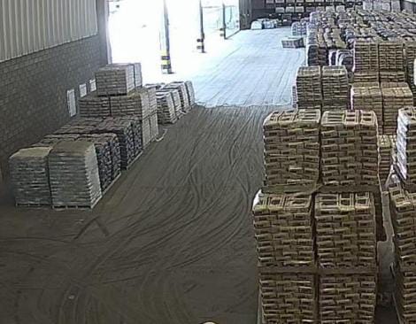 Ex-funcionário é preso suspeito de furtar 280 sacos de cimento em Simões Filho