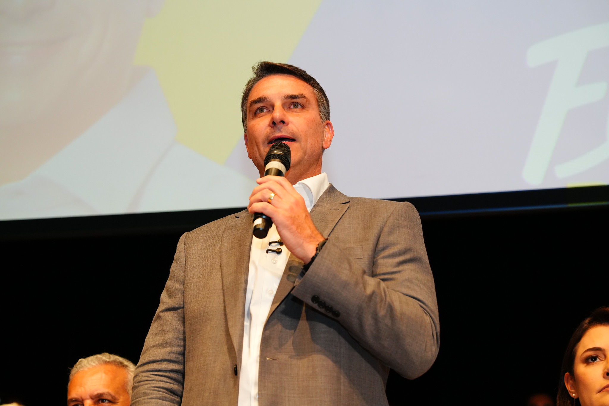 Ação no TSE aponta possíveis irregularidades ligadas à campanha de Flávio Bolsonaro